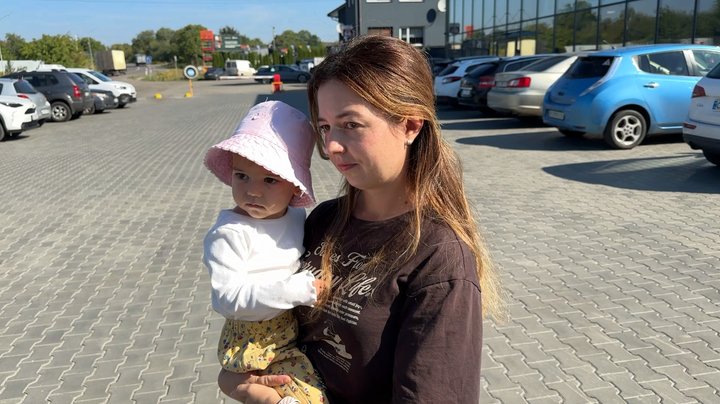 Жителі чекали роками: у селі під Луцьком облаштовують зупинки та «зебру»