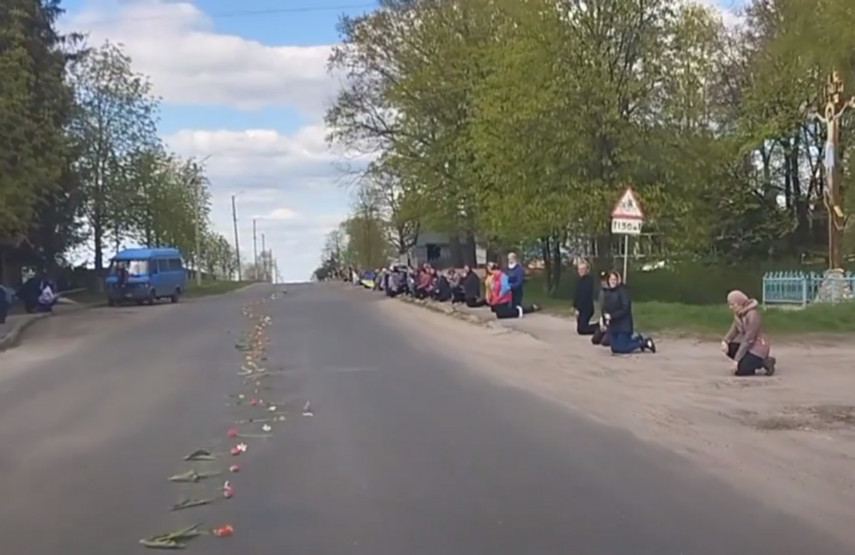 Навколішки та з квітами: на Волині зустріли померлого від важких поранень Героя Олега Давидюка