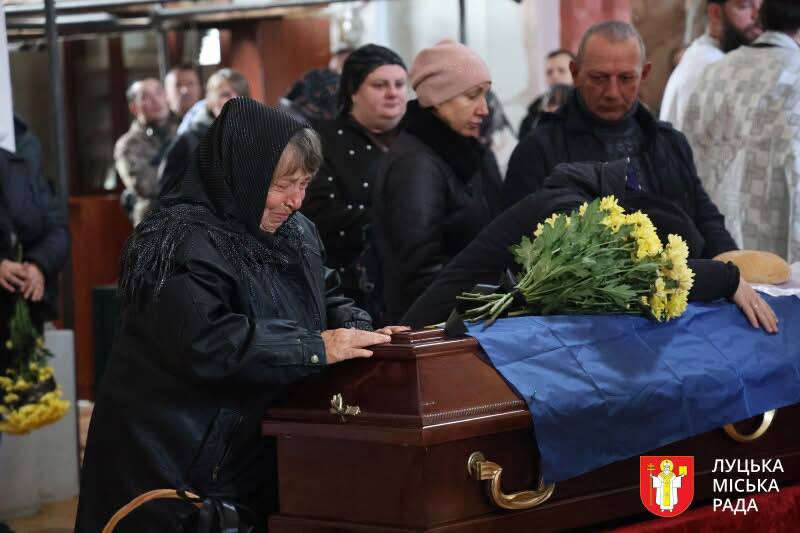 Осиротів маленький син: у Луцьку провели в останню дорогу 31-річного Олександра Лаконцева