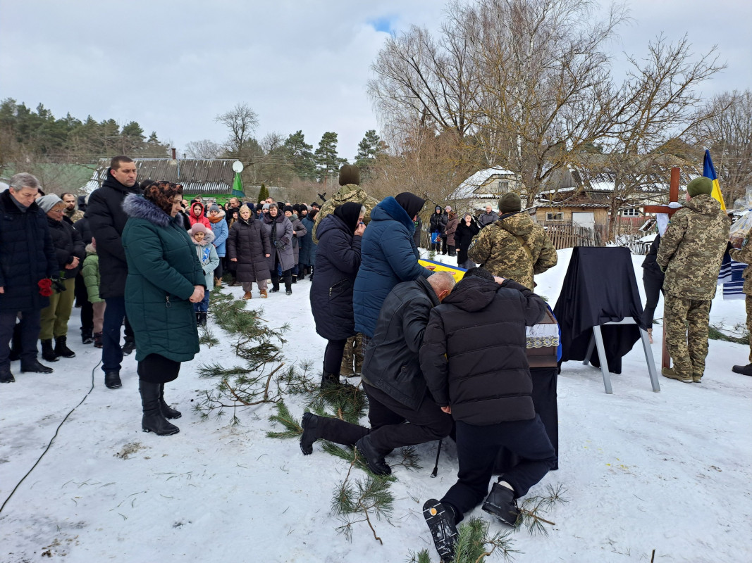 Сім місяців родина жила надією: на Волині в останню земну дорогу провели Героя Олександра Мацюка