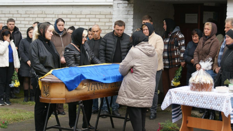 Мати дочекалася сина лише для прощання: на Волині поховали загиблого воїна Сергія Катеринюка