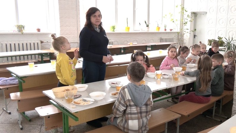 На роботу о 4 ранку: як під час відключень світла готують сніданки та обіди у школах Луцька