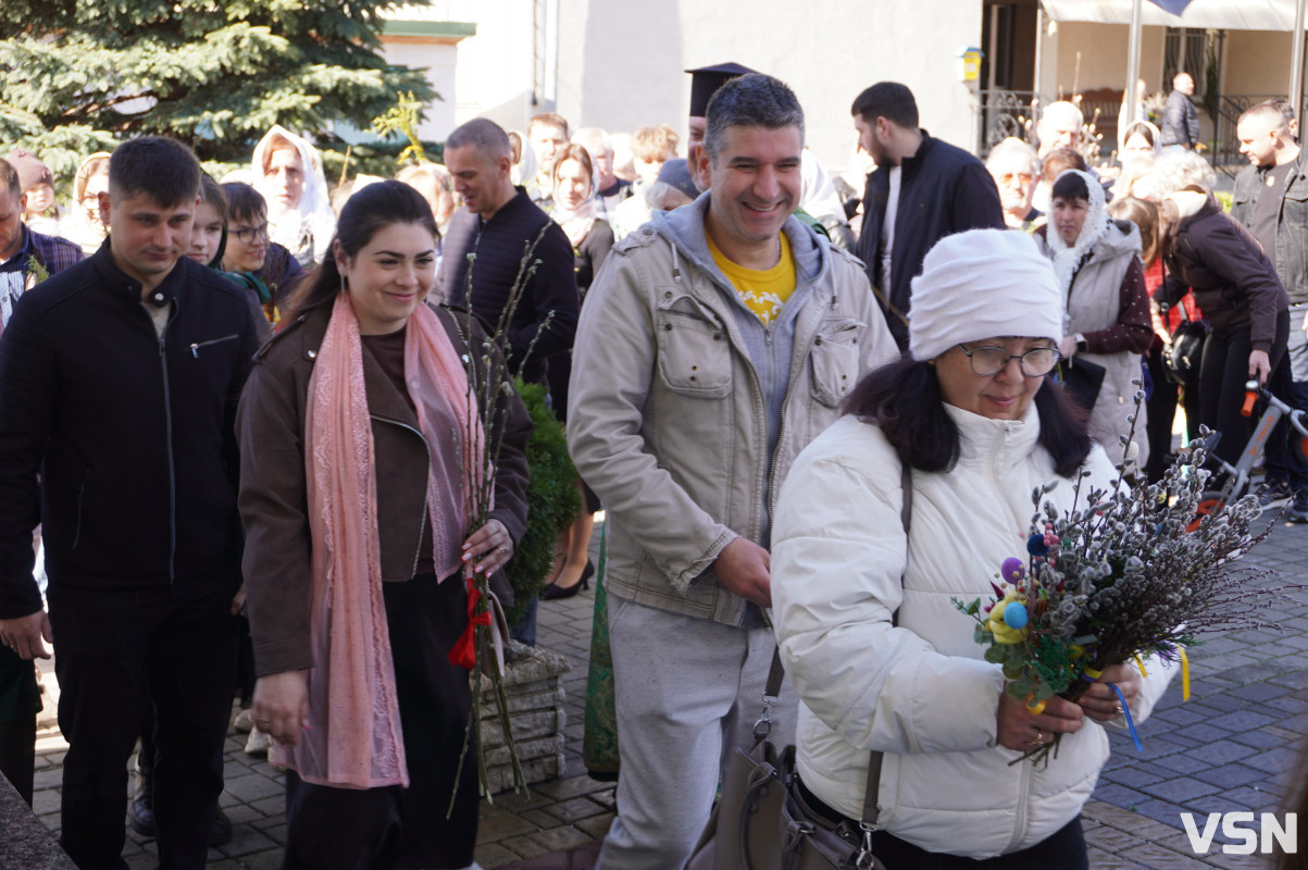 Сотні вірян прийшли освячувати вербу у головний собор Луцька. Фоторепортаж