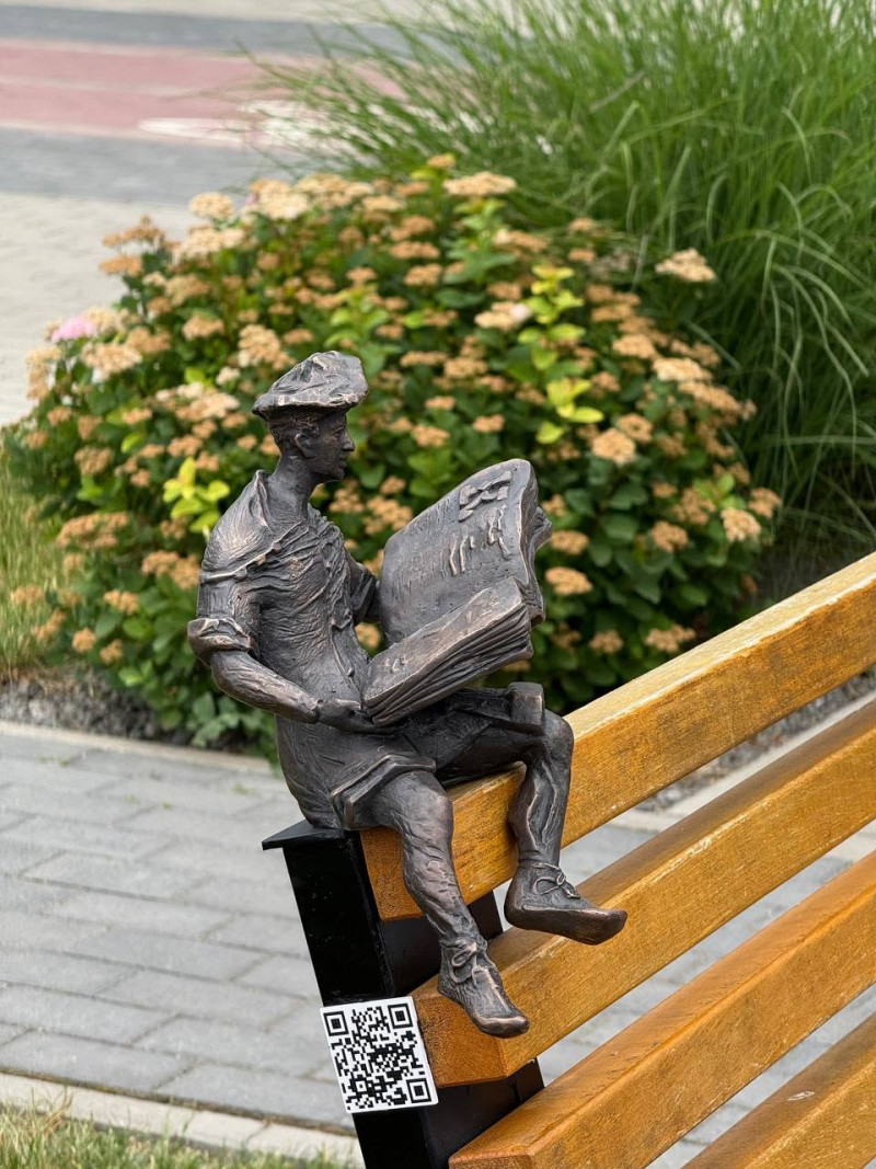 У Луцьку встановили відновлену скульптуру кликуна Книжка