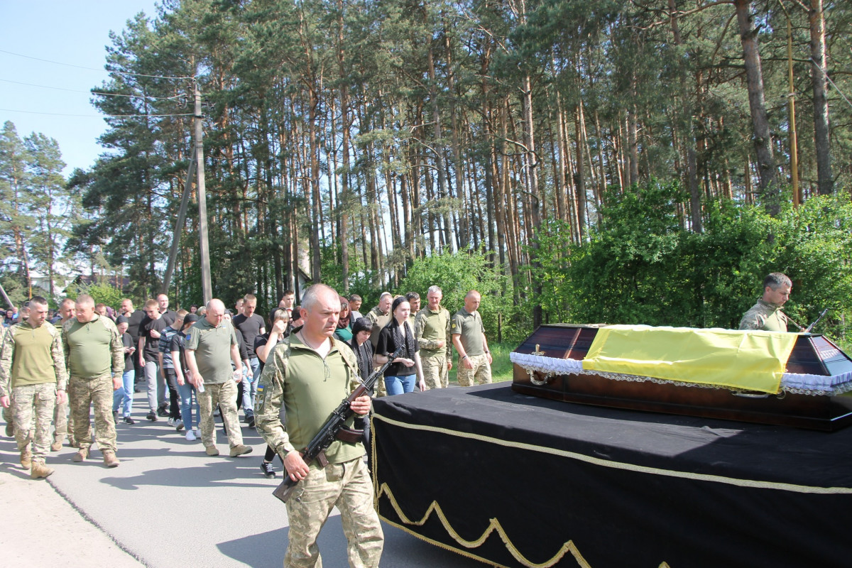 Дві донечки ніколи більше не побачать татка: напередодні Великодня на Волині попрощались з Героєм Олександром Муковським