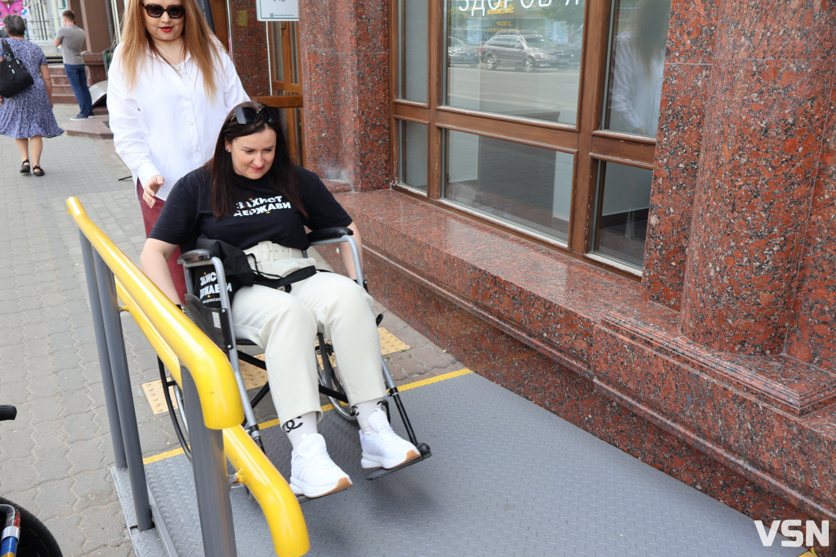 У центрі Луцька посадовці вчилися долати бордюри у кріслах колісних. Фото