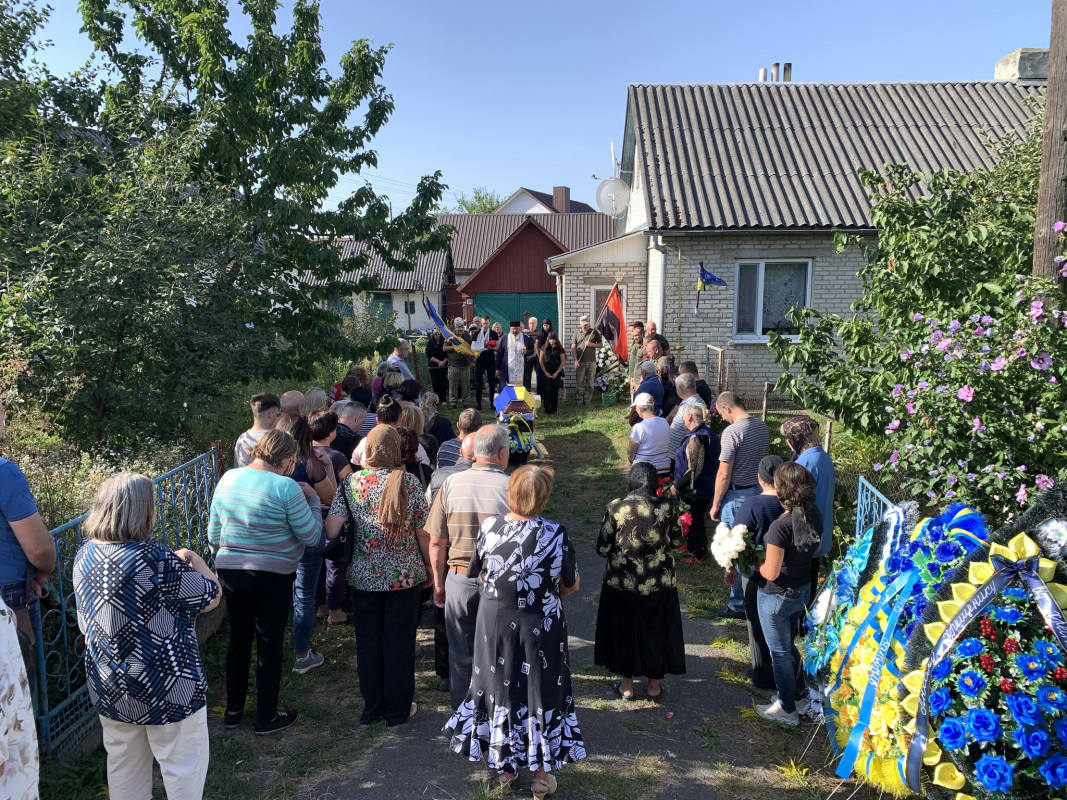 Овдовіла дружина, без батька залишилися донечка: на Волині в останню дорогу провели Героя Миколу Комарова