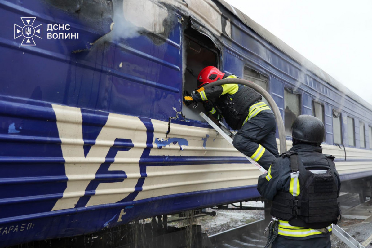 У Луцьку загорілися вагони потяга після російського удару: деталі від ДСНС