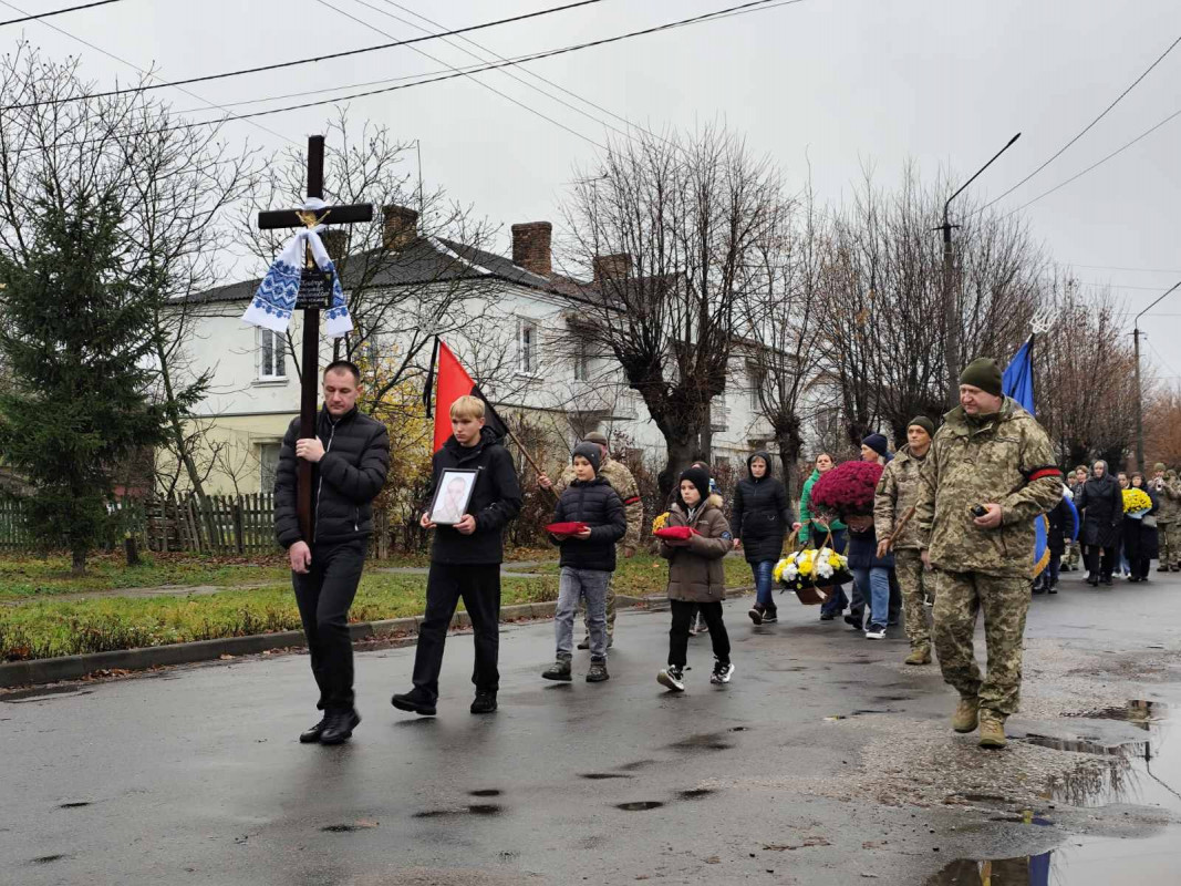 Осиротіли діти, овдовіла молода дружина: на Волині попрощалися з Героєм Володимиром Кравчуком
