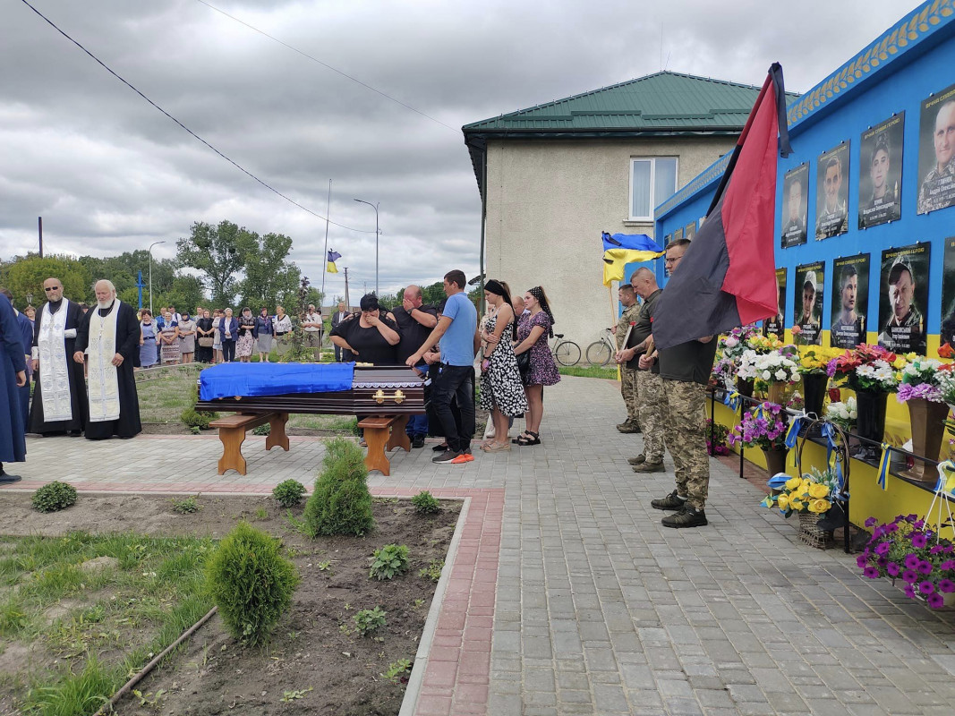 Коровай ділили на кладовищі: на Волині попрощалися з Героєм Віталієм Яворським