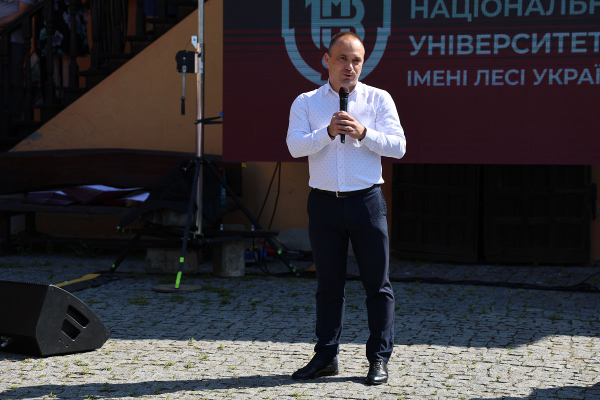 Свято випускників: у Луцькому замку дипломи отримали понад 1600 студентів ВНУ