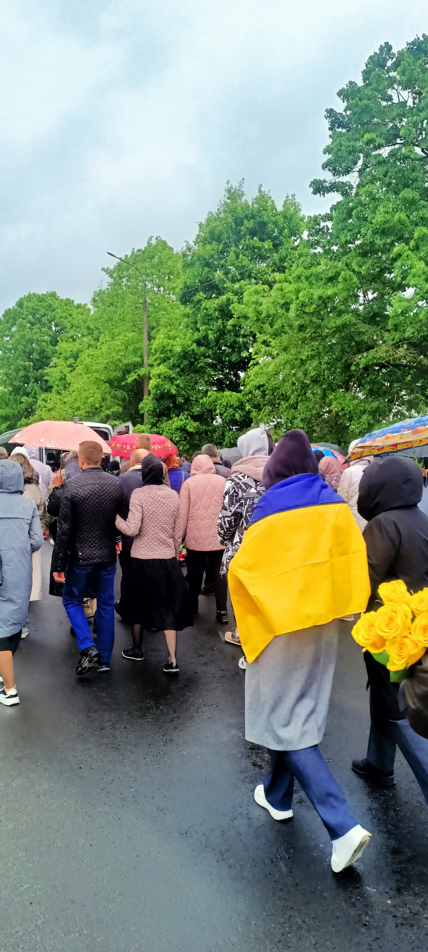 Без надійного плеча залишилися дружина, син та донька: на Волині попрощались з Героєм Павлом Плисюком