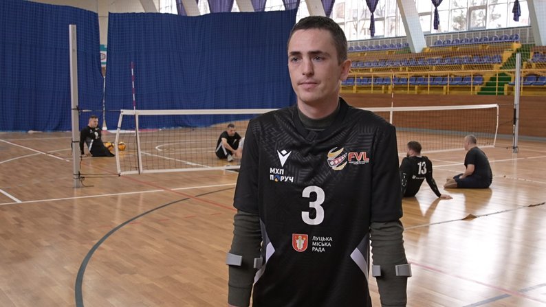 «Людям легше, коли ти вмер»: як на Волині волейбол повертає ветеранів війни до життя