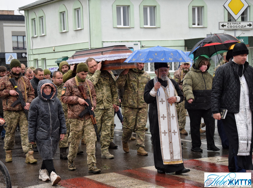 І небо плакало за ним: в останню дорогу провели 32-річного Героя з Волині Андрія Бондаря