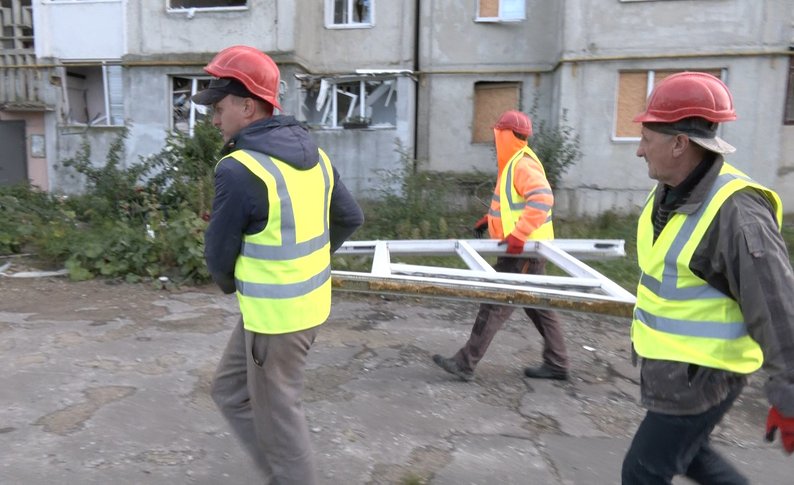 У Луцьку демонтують секції пошкодженого під час атаки РФ будинку