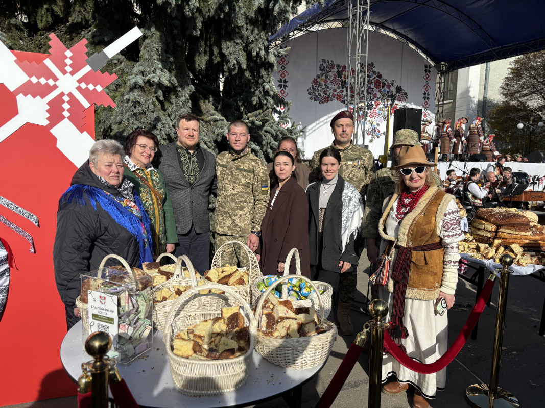 На Волині до Великодня спекли гігантську 200-кілограмову паску