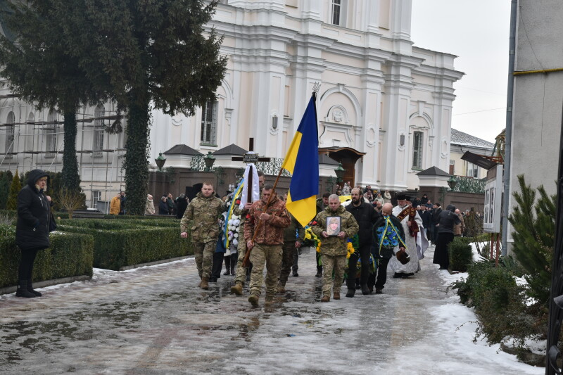 Загинув під час виконання бойового завдання: у Луцьку попрощалися із Героєм Анатолієм Петруком