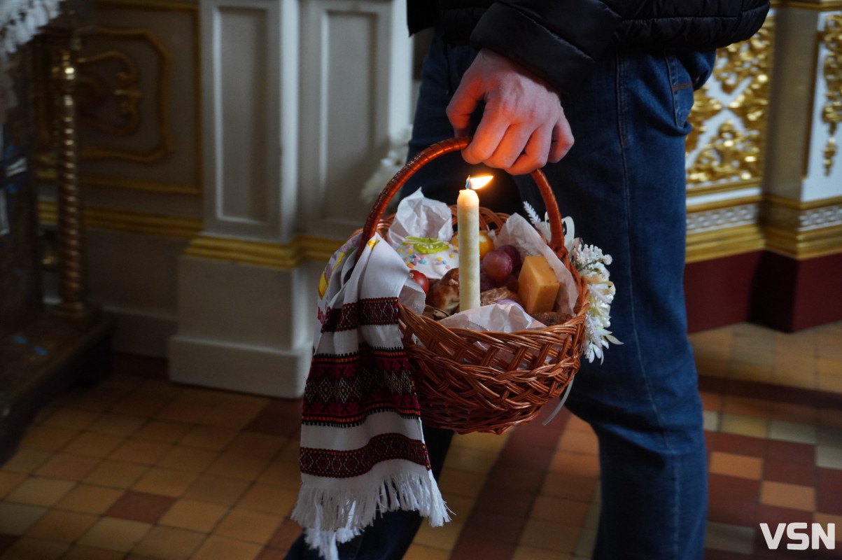 Як у Луцьку освячують Великодні кошики? Фоторепортаж