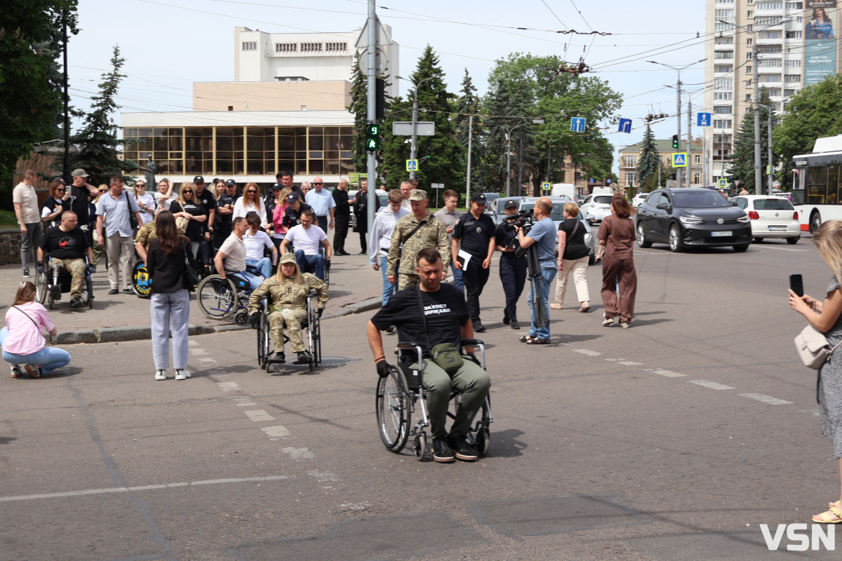 У центрі Луцька посадовці вчилися долати бордюри у кріслах колісних. Фото