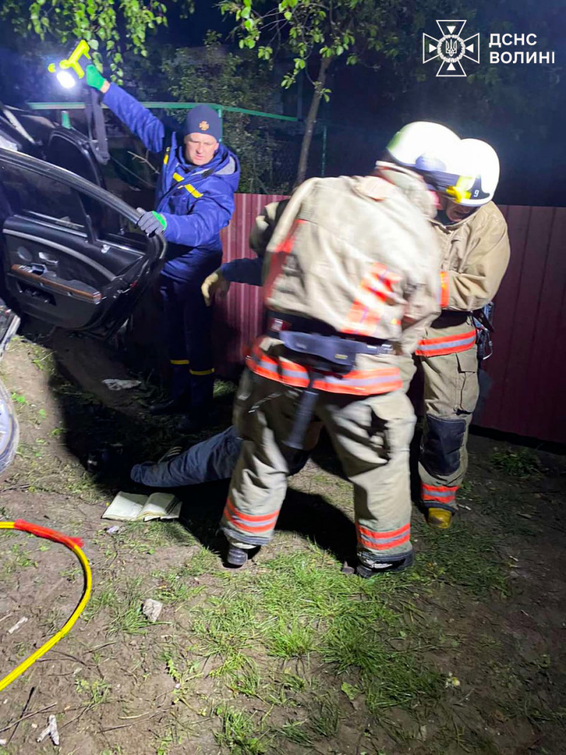 З'явилося відео з місця смертельної аварії у Луцькому районі: рятувальникам довелося деблокувати тіла з авто