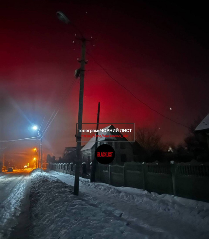 В небі над Волинню та іншими областями помітили незвичне явище. Фото