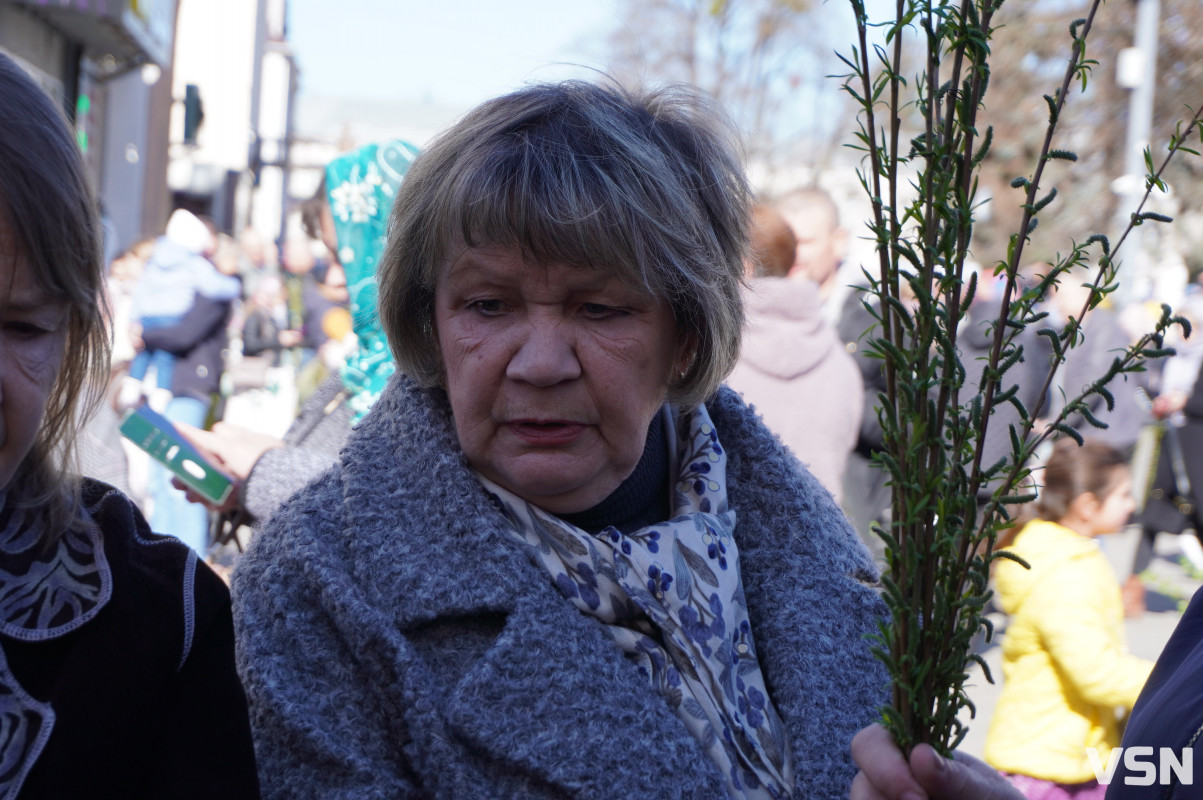 Сотні вірян прийшли освячувати вербу у головний собор Луцька. Фоторепортаж