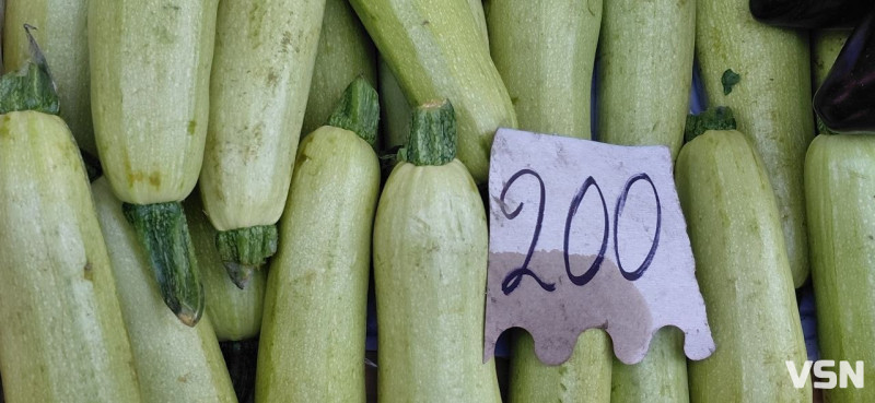 Свіжі огірки, томати та перші кабачки: скільки коштують ранні овочі на ринку в Луцьку