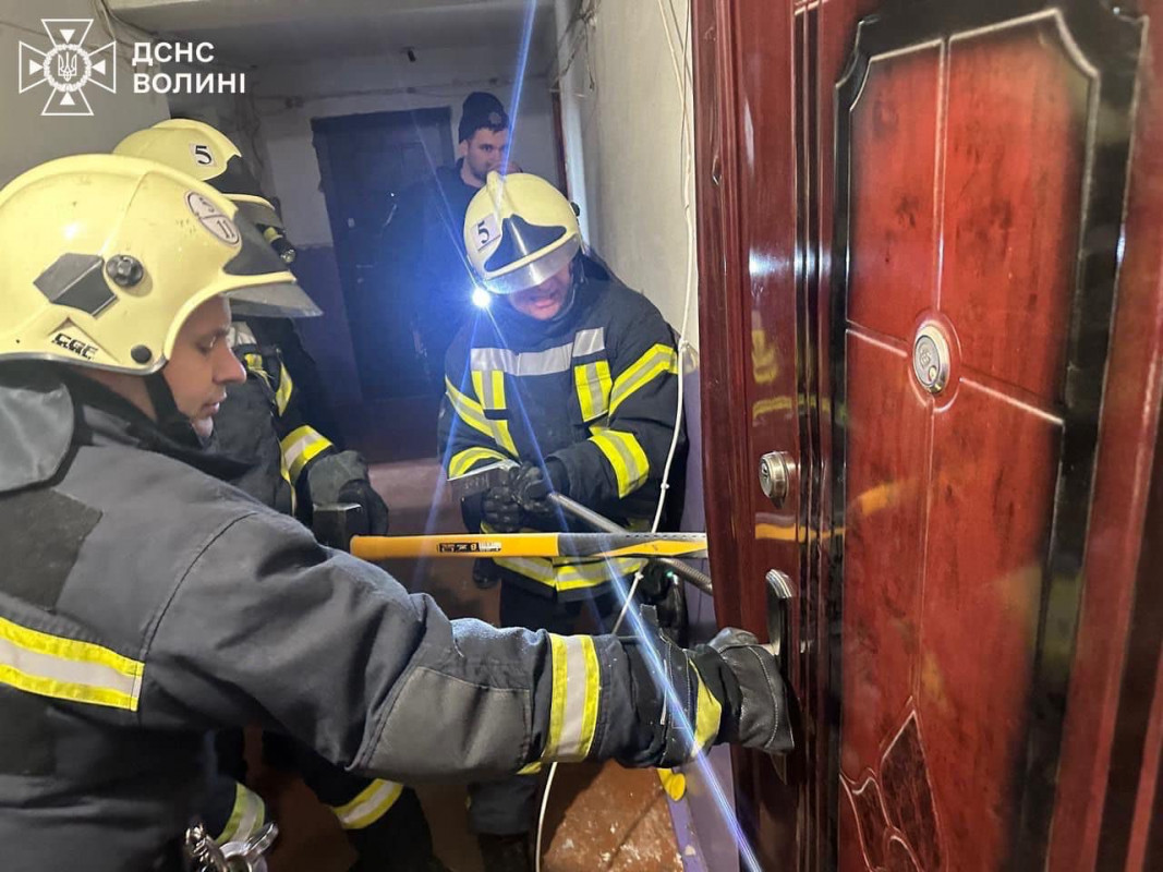 У Нововолинську рятувальники визволили малюка із зачиненої квартири