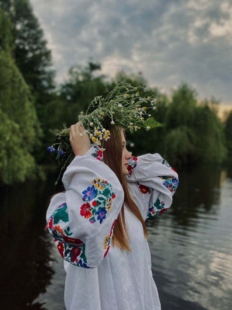 «У них – душа наших предків»: волинянка зберігає унікальні сорочки віком понад 100 років