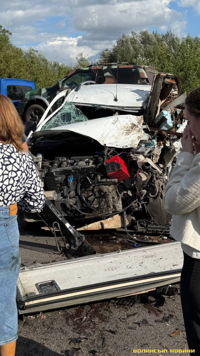 Від удару вантажівка перекинулася на бік: біля Луцька сталася ДТП