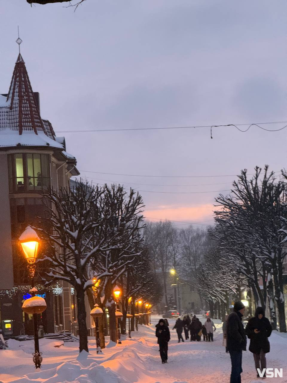 Зимова казка в Луцьку: засніжене місто та небо, що віщує мороз