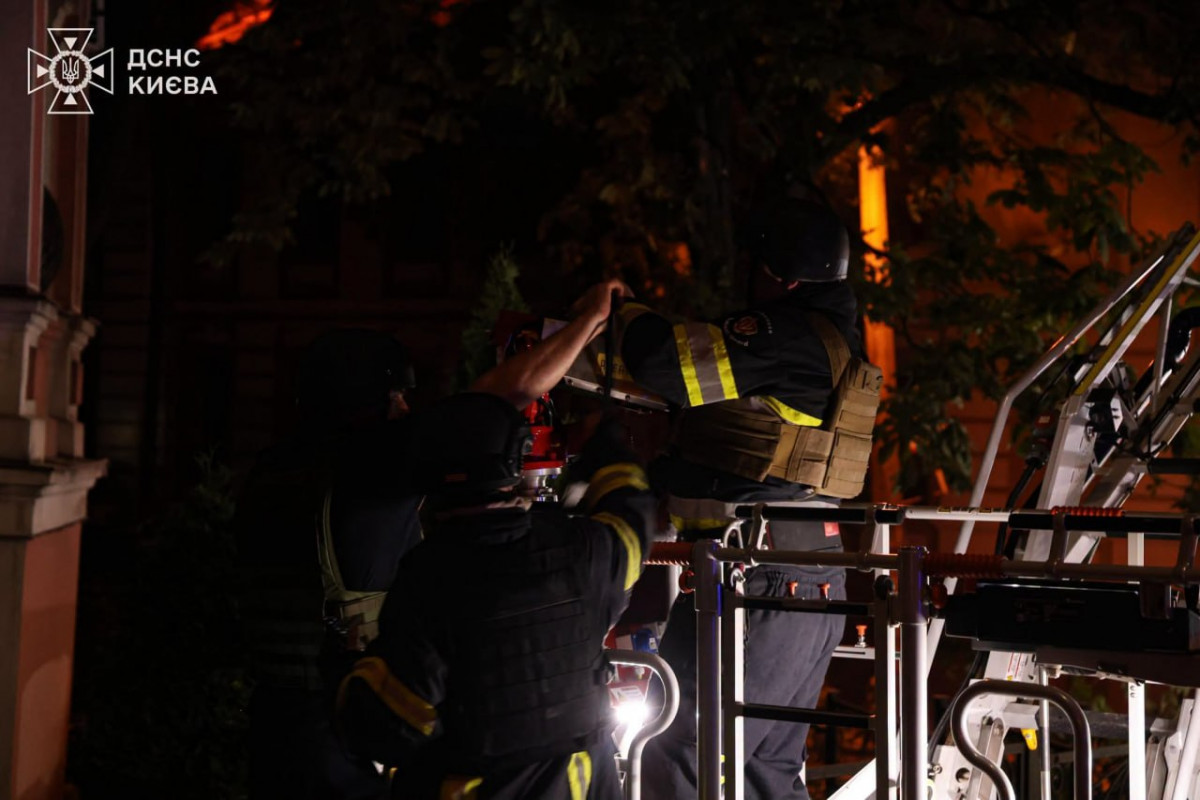 Пекельна ніч у Києві: ДСНС показала, як рятувальники борються з наслідками удару РФ