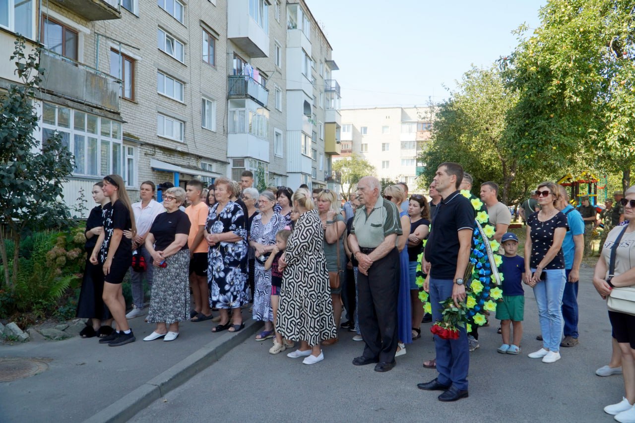 Пройшов горнило війни, але загинув у ДТП: на Волині попрощались із захисником Максимом Романюком