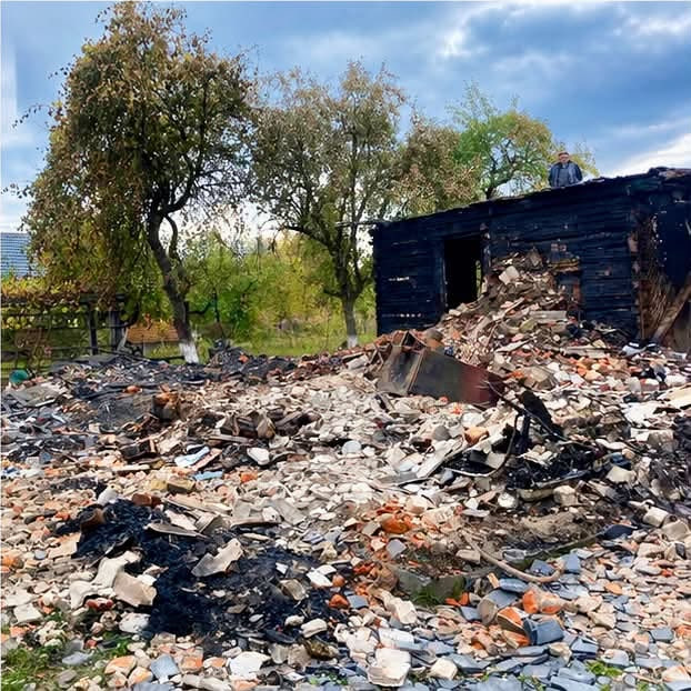 Готувалися до хрестин онуки, а втратили дім: на Волині згорів будинок родини військового