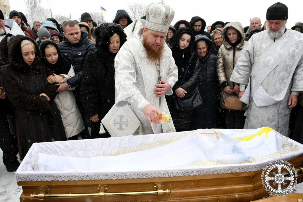 На поховання прийшло дуже багато людей: у Луцьку попрощалися зі священником