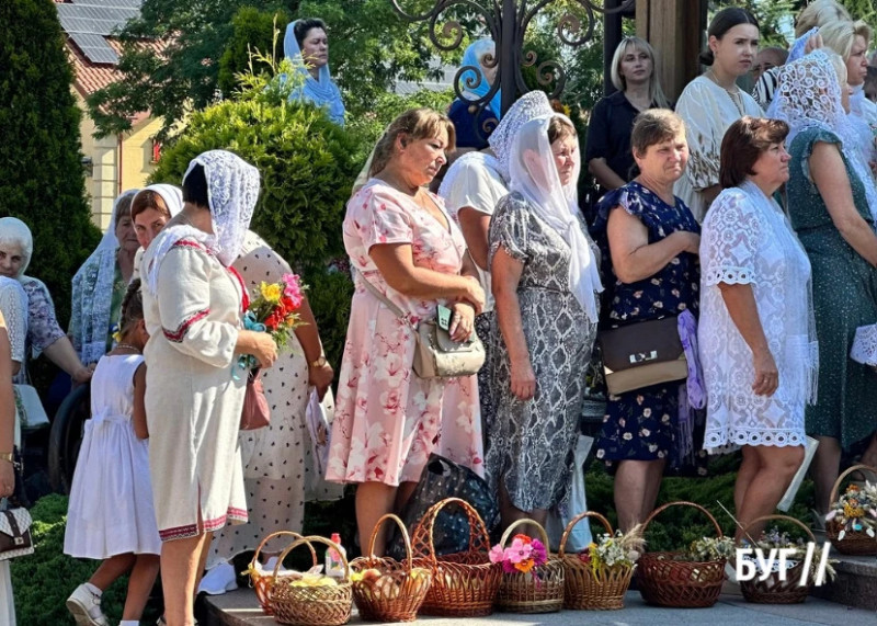 З кошиками до храму: як на Волині відзначають Яблучний Спас