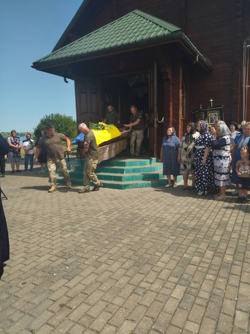 Загинув унаслідок мінометного обстрілу: на Волині попрощались із Героєм Юрієм Шлапчуком