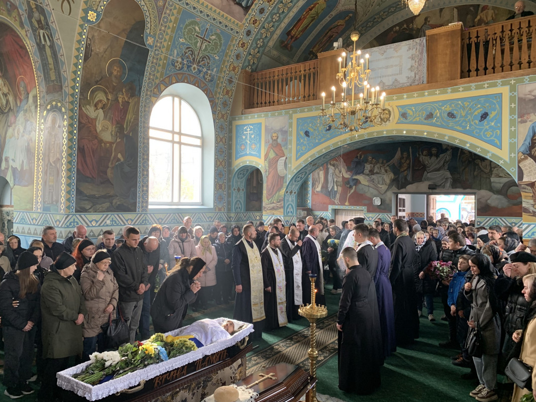 Осиротіла донечка: на Волині в останню путь провели 42-річного Героя Петра Оверчука