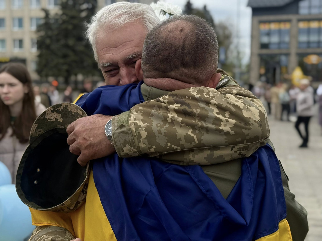 У прикордонному місті на Волині зустріли звільненого з полону військового Андрія Жолоба