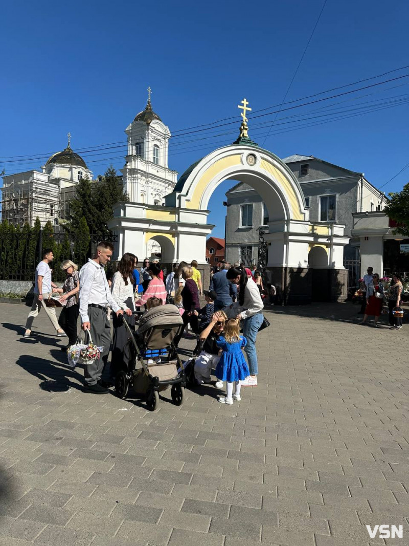 У центрі Луцька - велика черга з охочих освятити великодні кошики. Фото