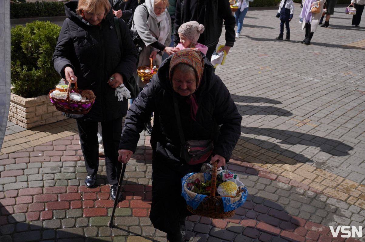 Як у Луцьку освячують Великодні кошики? Фоторепортаж