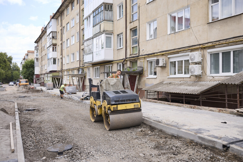 У Луцьку ремонтують двори й тротуари: де роботи вже на фініші