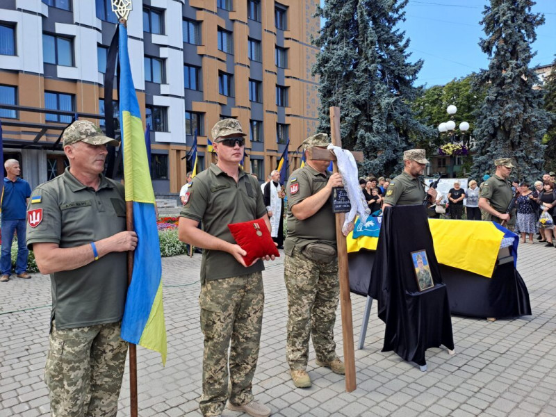 Мріяв благословити доньку на весіллі: на Волині провели в останню путь 49-річного Героя Ігоря Хомича