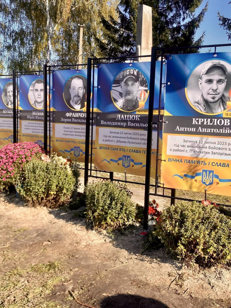 Герої поруч із нами: у волинській громаді урочисто відкрили алею Слави