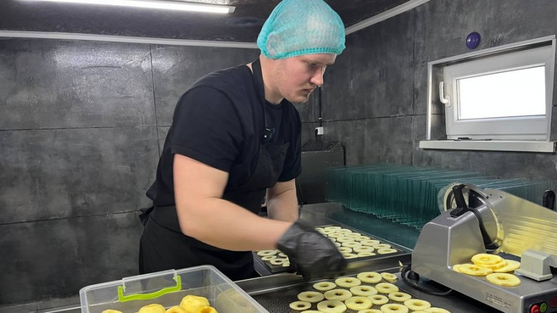 Виготовляють фріпси та пастилу: подружжя з Волині виграли грант від держави