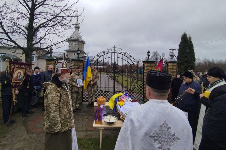 «Він віддав своє життя і не заслужив, щоб занесли на подвір'я?» - брат загиблого бійця про відмову відспівати Героя в церкві