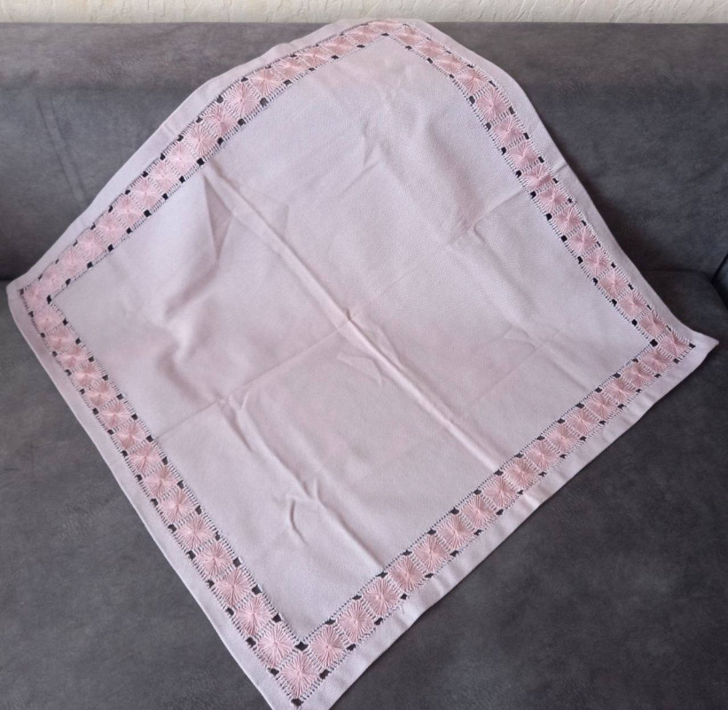 Пів століття присвятила медицині, а все життя — творчості: історія волинської вишивальниці