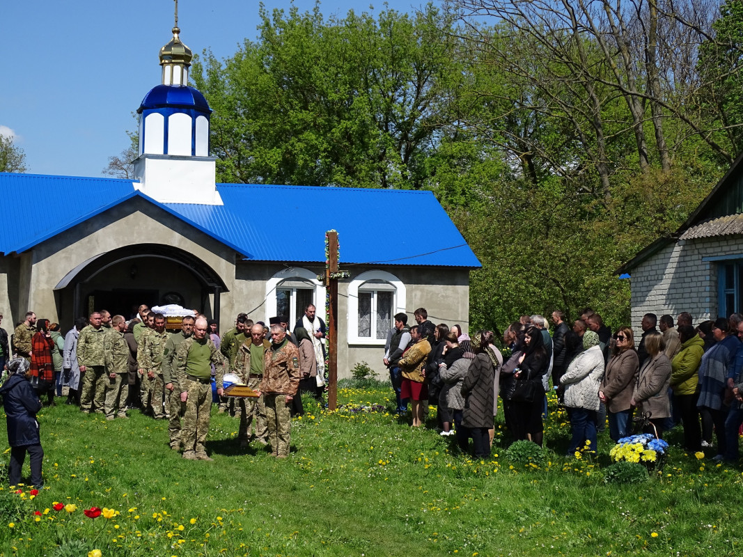 Останню дорогу встелили тюльпанами та бузком: на Волині попрощалися із 39-річним Героєм Андрієм Сливкою