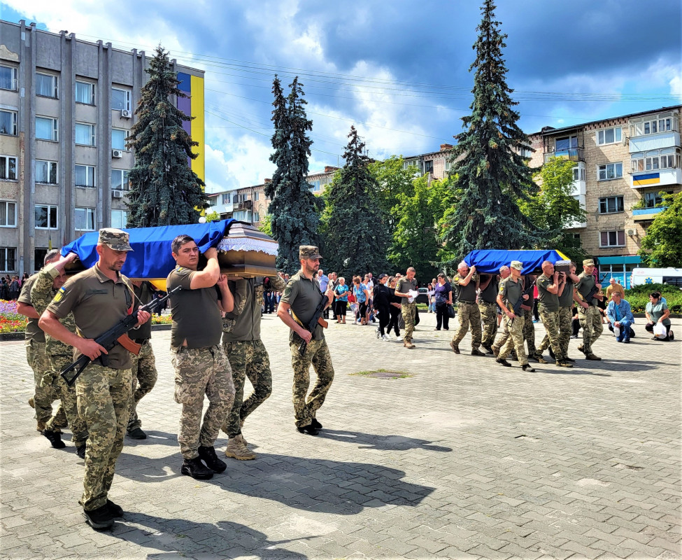 Чорний день: у громаді на Волині попрощалися одразу із двома Героями - Володимиром Лучиновичем та Олександром Берегою