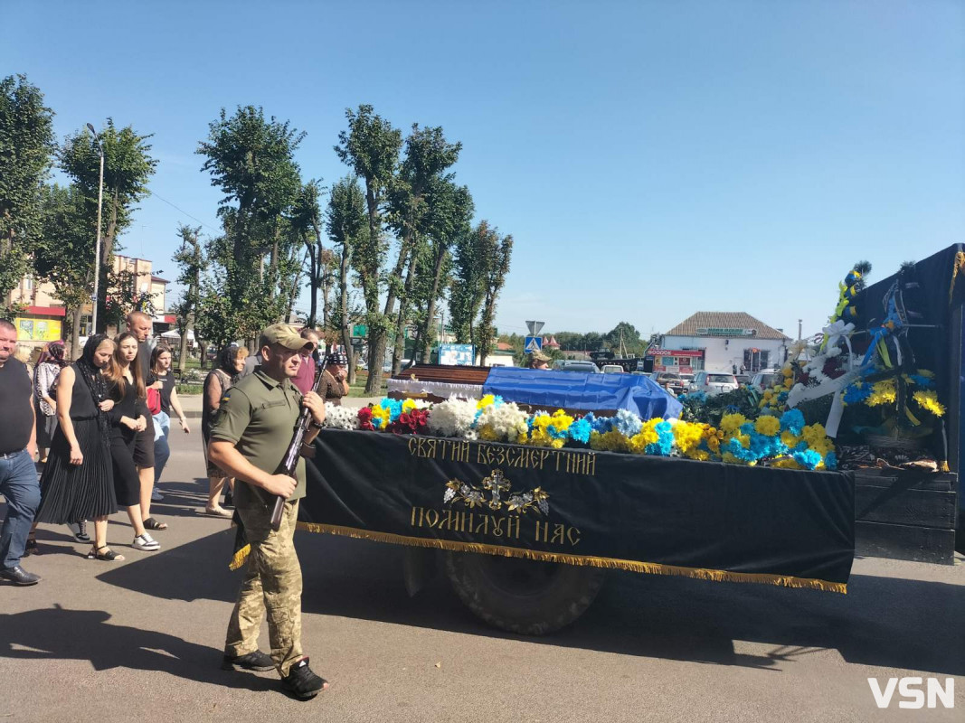 Мав незабаром одружитися: у Рожищі попрощалися із загиблим захисником Юрієм Франком